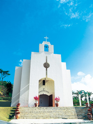 カヌチャ・ステラ教会（Kanucha Stelar Church） 沖縄の強い日差しを受けて輝きを放つ白亜のチャペル