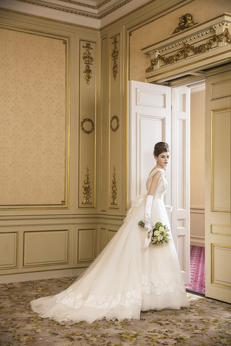高輪 貴賓館（グランドプリンスホテル高輪）  貴賓館のクラシカルな内装がとっておきの日に選んだドレスと花嫁を一層引き⽴る